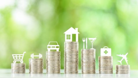 Cuando los ingresos disminuyen, generalmente los ingresos disponibles son los primeros en bajar, lo que impacta el gasto en artículos no esenciales.