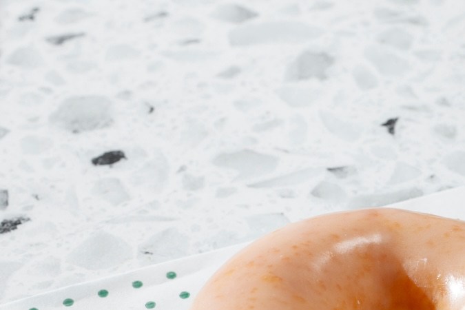 El jueves 16 de octubre Krispy Kreme lanzó su nueva y “espeluznante” colección para Halloween con una variedad de artículos temáticos y ofertas especiales.