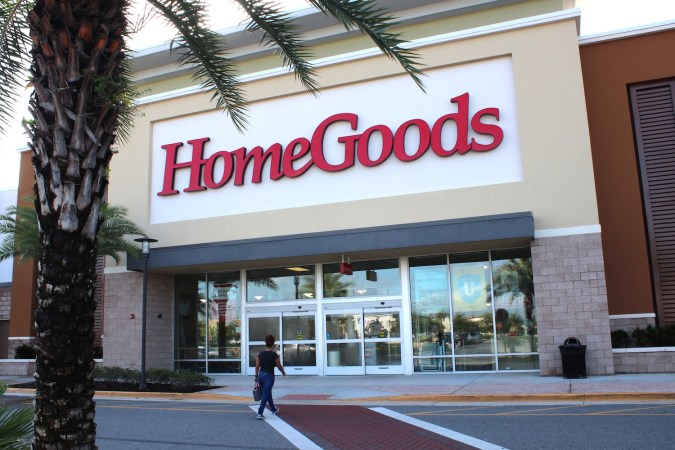 A mediados de septiembre de 2025, había aproximadamente 955 tiendas HomeGoods en los Estados Unidos.