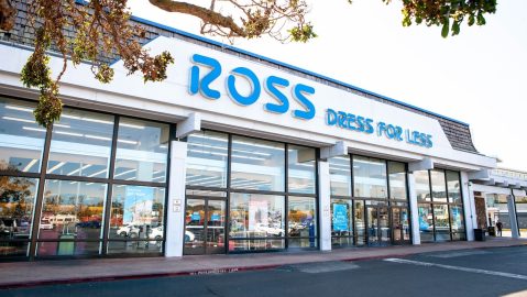 Ross compra mercancía a los fabricantes una vez producida. Esto incluye excedentes de inventario, así como productos fabricados para el mercado de descuento.