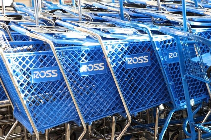 El negocio principal de Ross Dress for Less es vender productos de temporada de primera calidad a precios más bajos que los minoristas tradicionales.