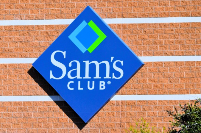 Sam's Club es una división importante de Walmart, que contribuye sustancialmente a los ingresos de su empresa matriz y genera millones de dólares en ingresos por ventas y membresías.