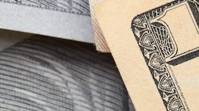 Dependiendo de tu situación financiera, es muy posible que termines trabajando al mismo tiempo que solicitas los beneficios del Seguro Social.