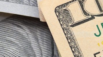 Dependiendo de tu situación financiera, es muy posible que termines trabajando al mismo tiempo que solicitas los beneficios del Seguro Social.