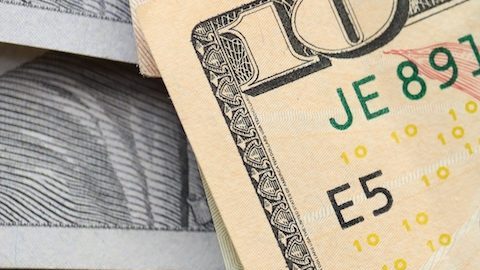 Dependiendo de tu situación financiera, es muy posible que termines trabajando al mismo tiempo que solicitas los beneficios del Seguro Social.