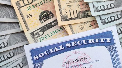 Dependiendo de tu situación financiera, es muy posible que termines trabajando al mismo tiempo que solicitas los beneficios del Seguro Social.