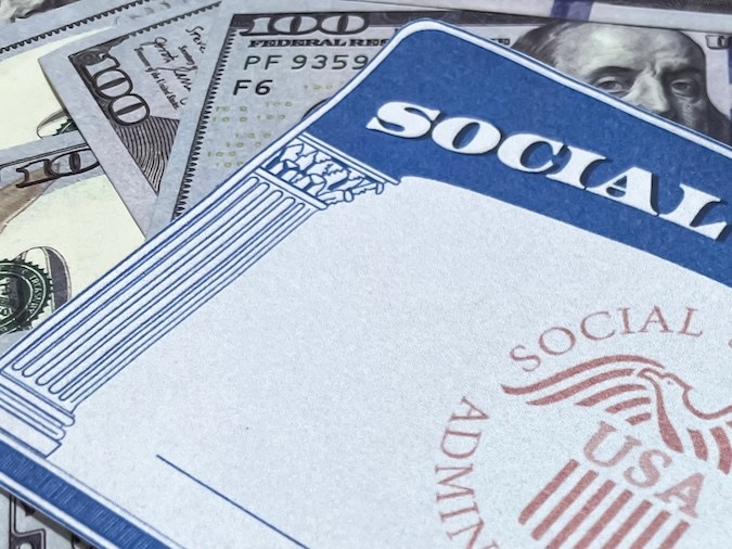 Recibir ingresos del Seguro Social y trabajar puede afectar tanto tu factura de impuestos como la cantidad de beneficios que recibes.