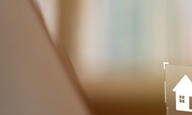 Las tarifas son cargos fijos por servicios específicos y pueden aparecer como costos, comisiones o penalizaciones.