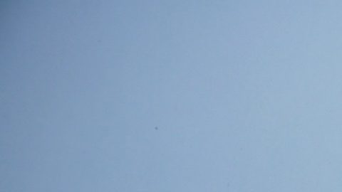 La teoría del conflicto se centra en la competencia entre grupos dentro de la sociedad por recursos limitados.