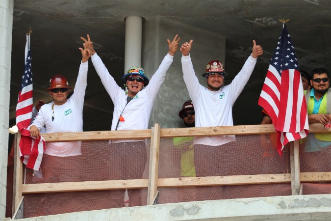 Los trabajadores de la construcción son cruciales porque construyen la infraestructura y viviendas que sustentan la economía y la población del estado, crean empleos y son esenciales para el crecimiento económico.