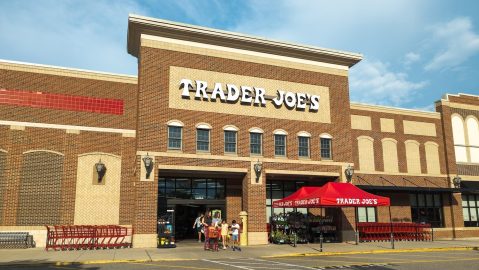 Trader Joe's es conocido por sus productos únicos de marca privada, precios asequibles y un ambiente de tienda divertido y peculiar.