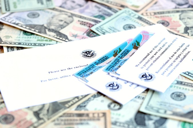 En casos excepcionales, quienes solicitan beneficios y quienes realizan pagos a terceros pueden estar exentos de realizar pagos electrónicos al USCIS.