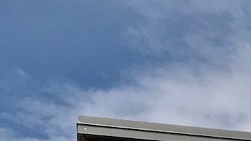 ALDI opera con un modelo "sin lujos" que reduce costos mediante características como exigir a los clientes que utilicen una moneda de 25 centavos para los carritos y exhibir los artículos en sus cajas de envío originales.