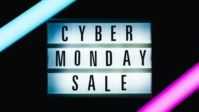 El Cyber Monday se creó originalmente como respuesta a la creciente tendencia de las personas a regresar al trabajo después del fin de semana festivo y pasar su tiempo comprando en línea desde sus escritorios.