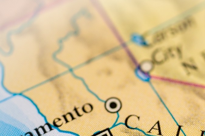 California inició su revisión de las licencias de conducir comerciales que emitió después de que el secretario de Transporte, Sean Duffy, expresara su preocupación.