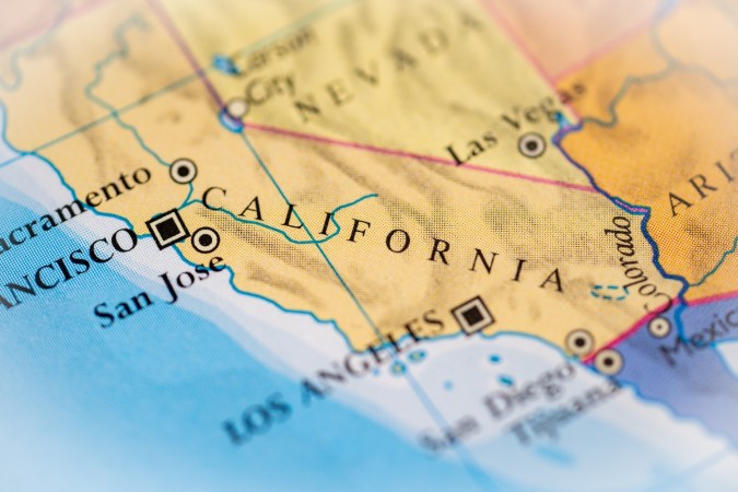 California inició su revisión de las licencias de conducir comerciales que emitió después de que el secretario de Transporte, Sean Duffy, expresara su preocupación.