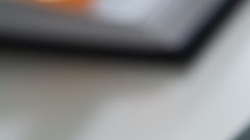 El seguro de título protege tanto a los prestamistas como a los compradores de viviendas contra pérdidas financieras debido a defectos en el título, como gravámenes o impuestos vencidos.