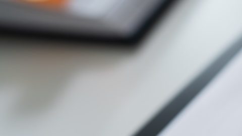 El seguro de título protege tanto a los prestamistas como a los compradores de viviendas contra pérdidas financieras debido a defectos en el título, como gravámenes o impuestos vencidos.