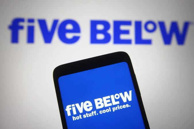 Five Below es popular debido a su combinación ganadora de valor extremo (principalmente artículos de $1 a $5), mercancía centrada en las tendencias y una experiencia divertida y enérgica en la tienda.