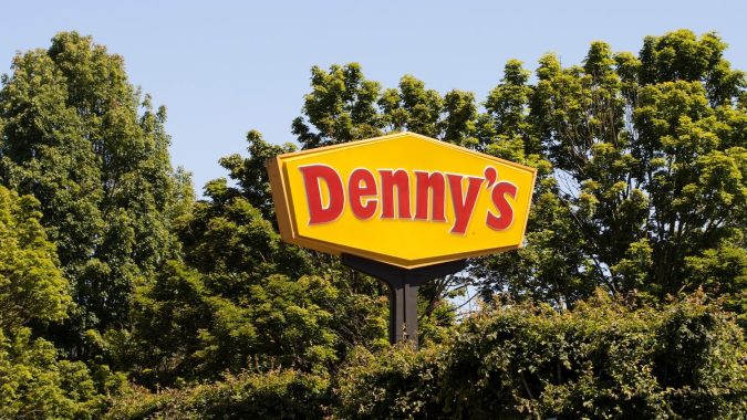 Otros cambios en Denny's incluyen un menú reducido, con el número de opciones reducido de 97 a 46.