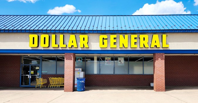 Dollar General se posiciona como la tienda de dólar más grande del país por cantidad de tiendas, mientras que Dollar Tree opera aproximadamente 16,500 sucursales en Estados Unidos y Canadá.