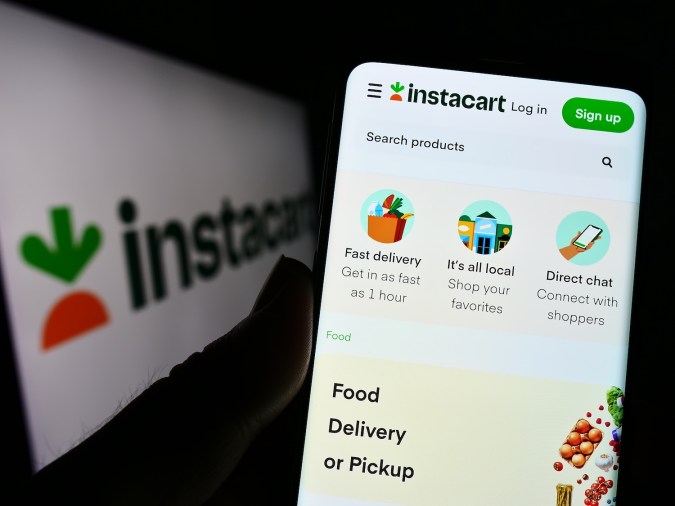 Instacart no revela claramente las tarifas de servicio, que suman hasta un 15% a un pedido y deben pagarse para que los clientes reciban sus compras.