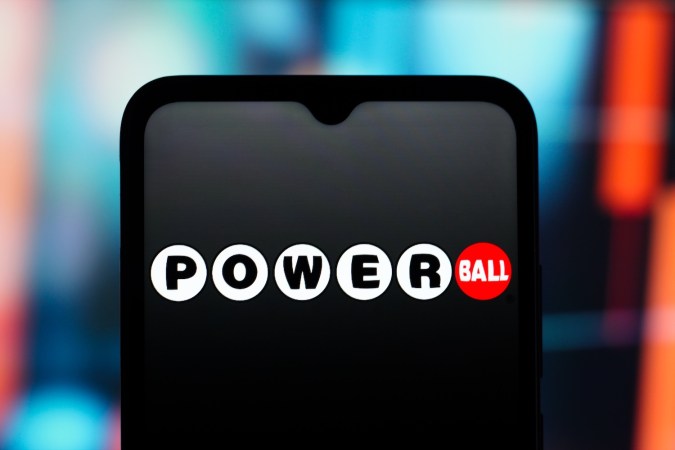 El premio más grande de Powerball, o de cualquier lotería, de la historia fue de $2,040 millones de dólares ganados con un solo boleto en California el 7 de noviembre de 2022.