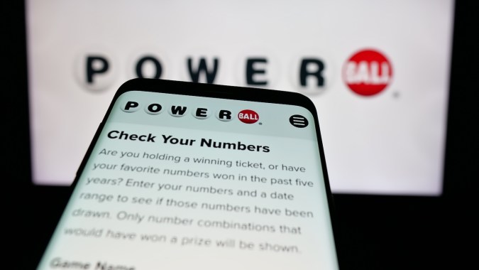 El premio mayor más grande de la historia de Powerball fue en noviembre de 2022, donde el premio mayor superó los $2 mil millones de dólares.