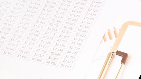 El ratio de liquidez corriente divide todos los activos corrientes de una empresa por sus pasivos corrientes.