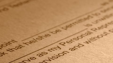 Una transferencia por muerte (TOD) le permite transferir activos financieros, como cuentas bancarias y carteras de inversión, a sus beneficiarios de manera automática.