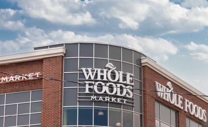 Whole Foods es un destino para hallazgos únicos, alimentos gourmet preparados y productos de origen ético, atractivo para los compradores preocupados por la salud.