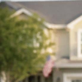 Dos hispanos mayores de 62 años comparan sus estados de cuenta