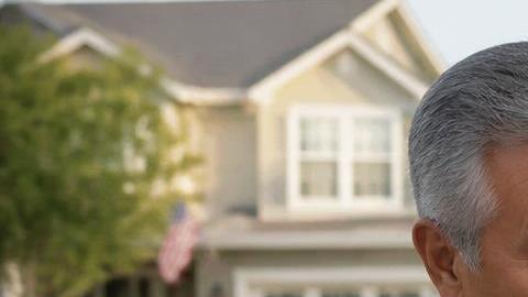 Dos hispanos mayores de 62 años comparan sus estados de cuenta
